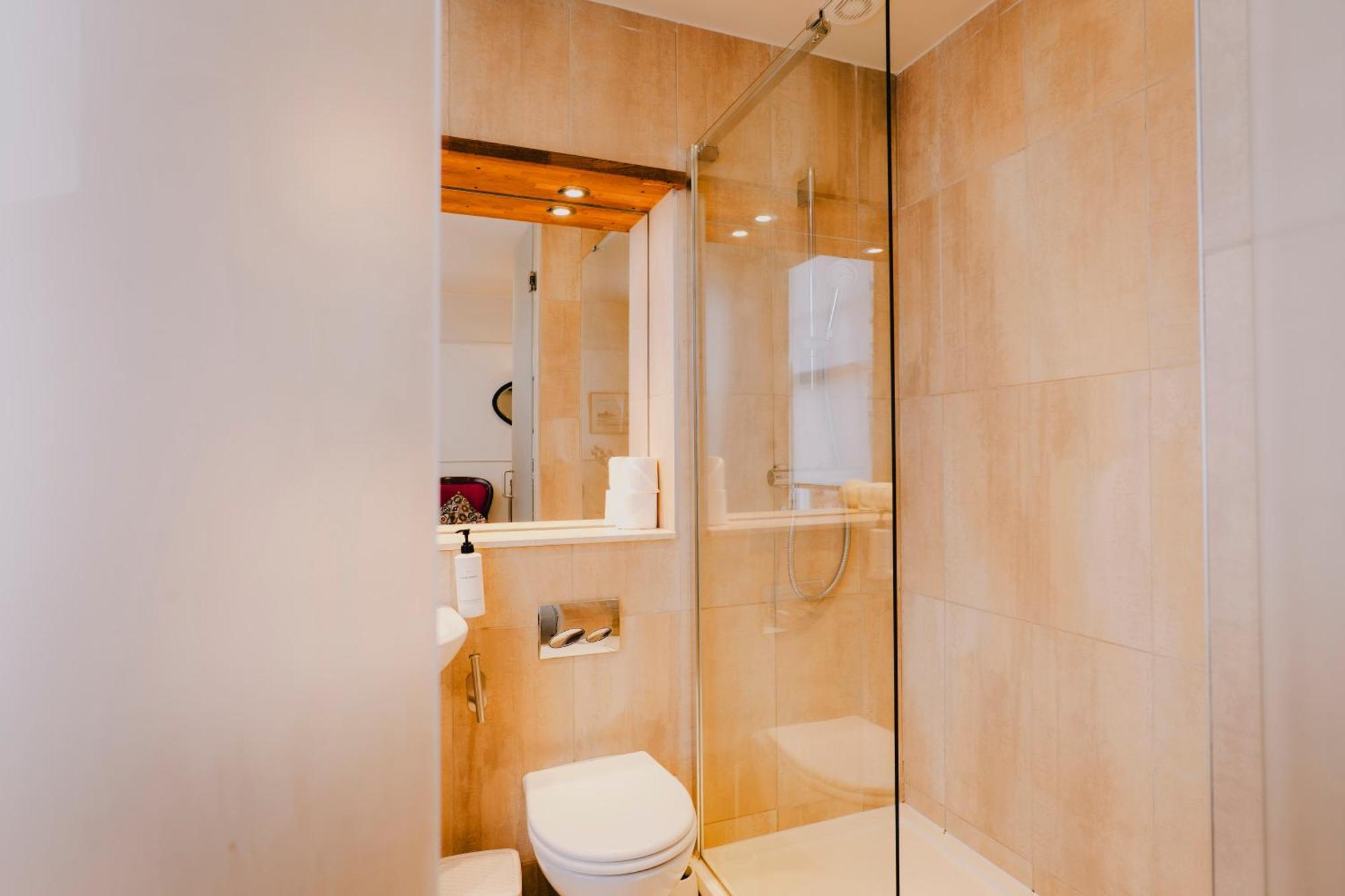 Double Room,1746859409:JPEG