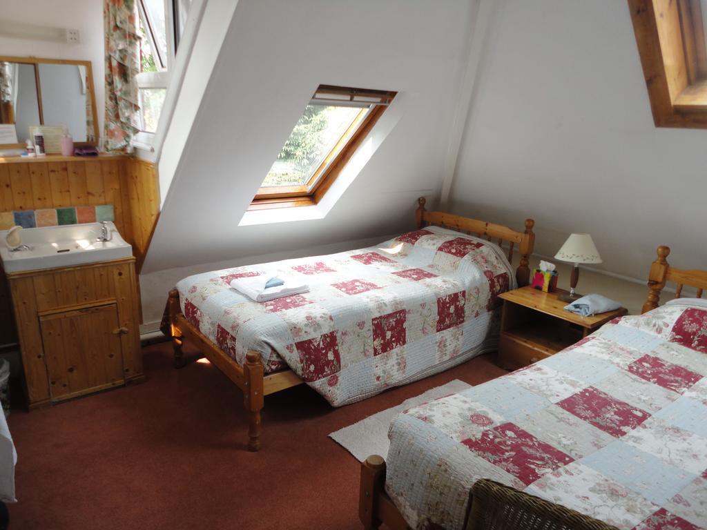 Zweibettzimmer mit eigenem Bad außerhalb des Zimmers