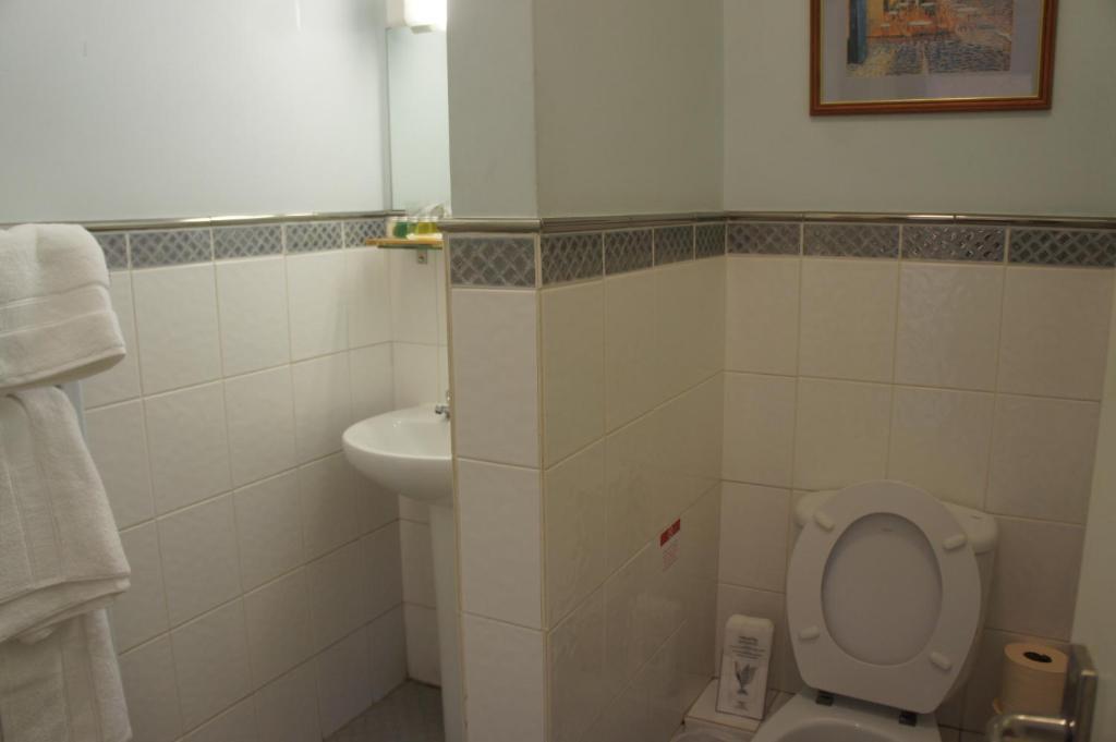 Familiekamer met een Gedeelde Badkamer en Toilet - Bijgebouw